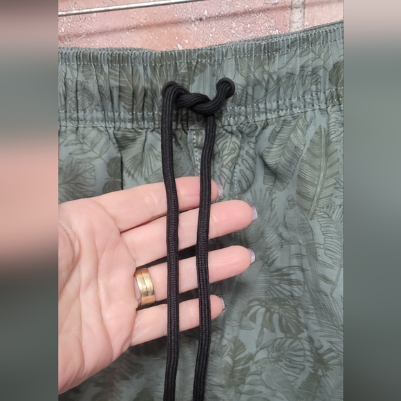 Men's xs Goodthreads swim trunks green black leaf pattern. NWT. drawstring - Picture 3 of 6